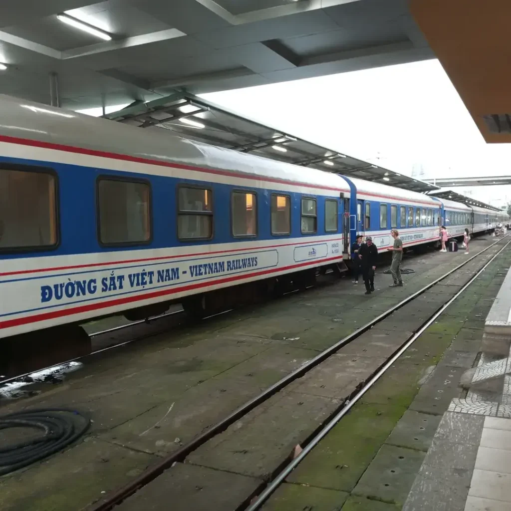 개인 차량 - 호이안-다낭 기차역