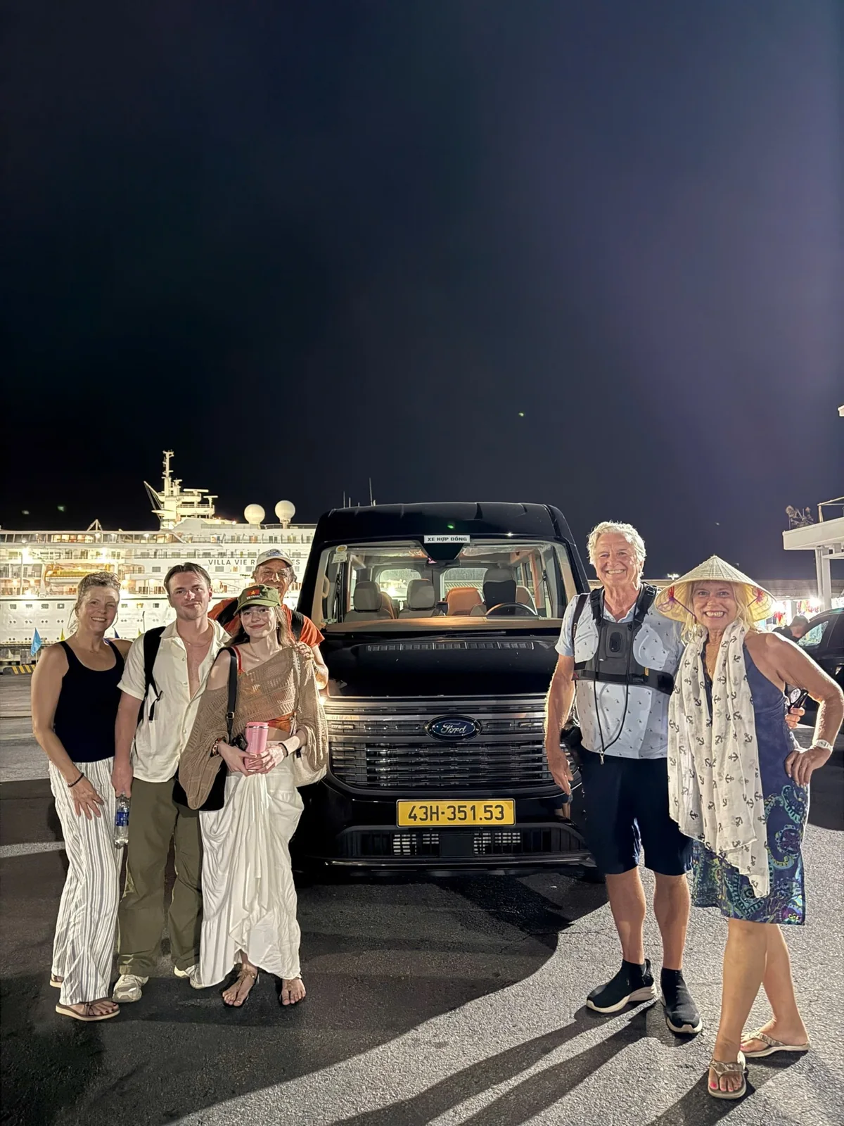 Cruise passengers with private car and guide package at port in Central Vietnam