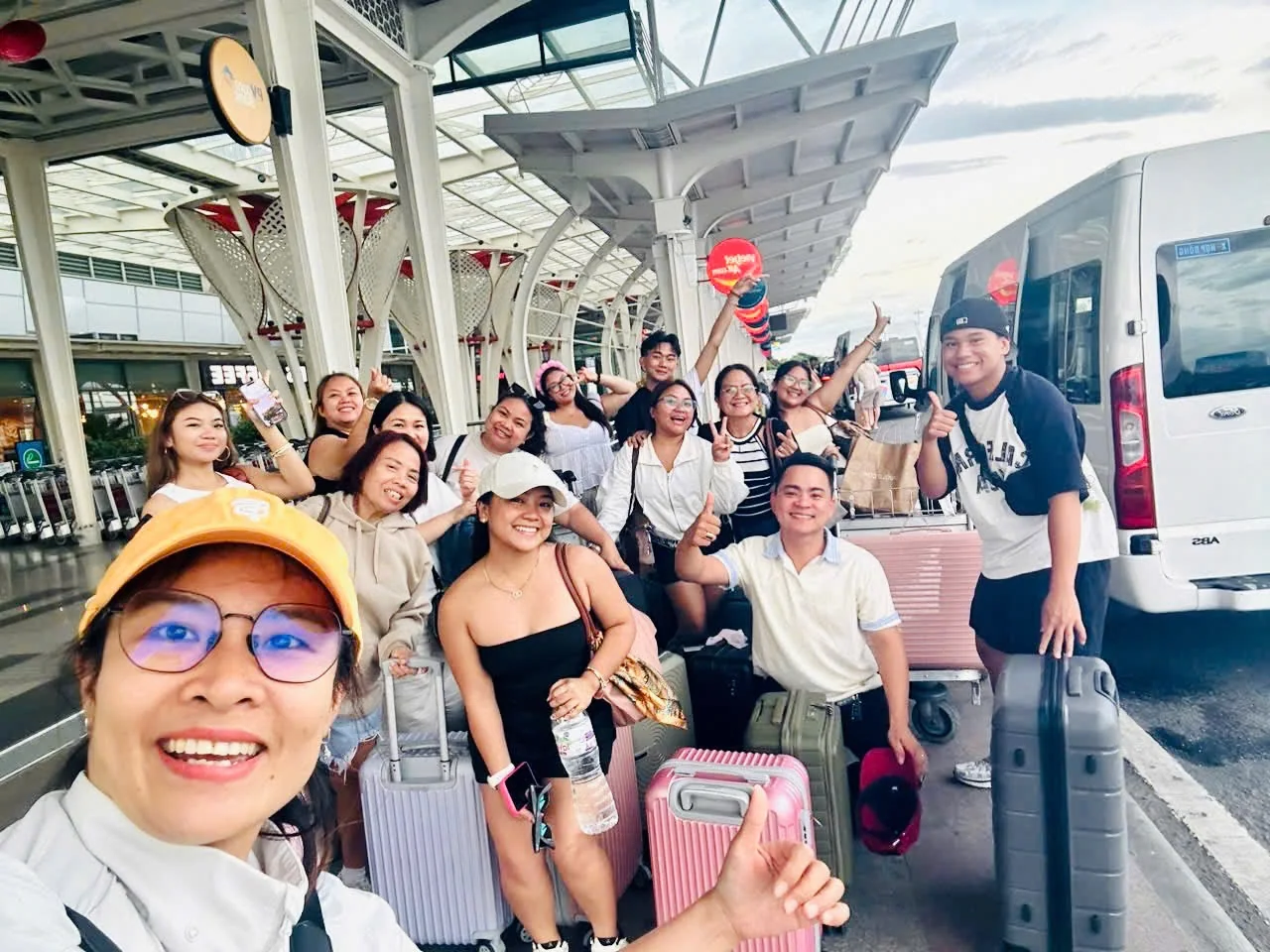 Private airport transfer group with luggage in Da Nang using Minh Vu Travel private van